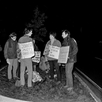 126224 Afbeelding van een demonstratie tegen het Amerikaanse optreden in de oorlog in Vietnam bij de ingang van de ...